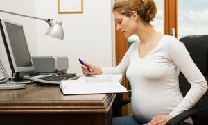 Какие выплаты положены беременным работающим женщинам